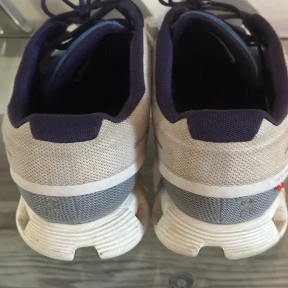 On cloud shoes - Picture 3 of 5